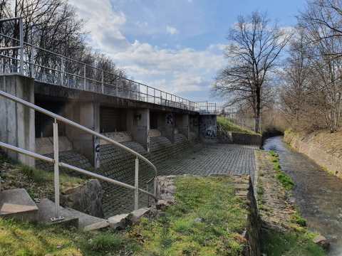 Regen&uuml;berlaufbecken von au&szlig;en