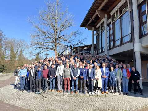 Lehrer*innen und Obleute stehen als Gruppe auf der Treppe vor dem Veranstaltungshaus in Waiblingen