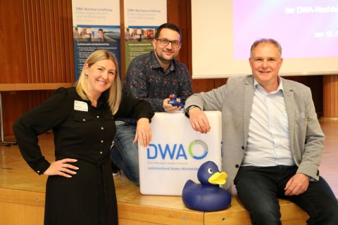Nicole Petsch, Jens Herb und Alexander Weidelener mit der DWA-Ente