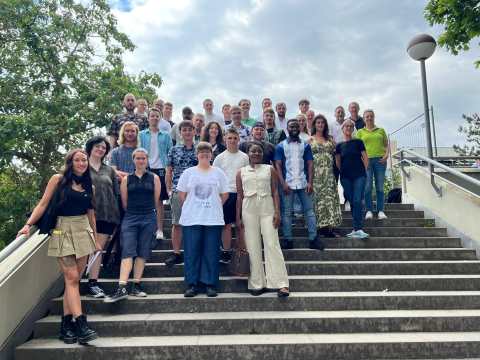 Auszubildende und Lehrkr&auml;fte der Kerschensteinerschule auf einer Treppe.
