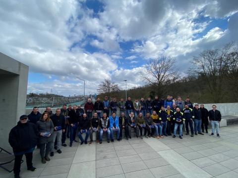 Christian Haupt mit seinem Team und 35 Teilnehmenden im Hauptkl&auml;rwerk M&uuml;hlhausen auf der Terrasse des Besucherinformationszentrums am 1. April 2025. &copy; D&ouml;rte Hahn, DWA BW