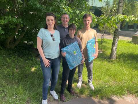 Sabine Schaible-Friedel (DWA BW), Martin Plepla, Maike Adel und Elias Sichler vor der Kerschensteinerschule