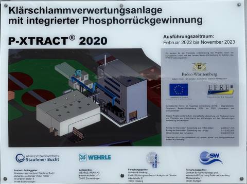 Informationsschild der P-XTRACT-Anlage des AZV Staufener Bucht