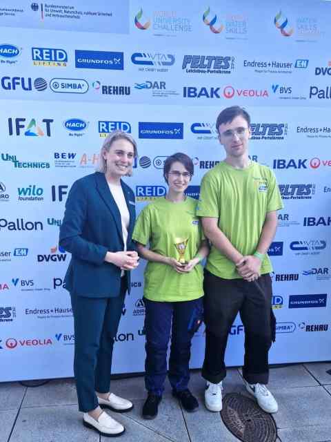Lisa Bross mit dem Water Skills Germany-Gewinner-Team Maike Adel und Elias Sichler aus Baden-W&uuml;rttemberg