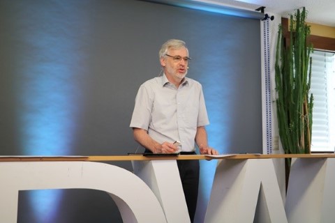 Professor Baumann spricht bei der Online-Veranstaltung im DWA-Studio. 