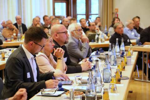 Teilnehmer*innen der Tagung der Lehrerschaft und Obleute 2024 sitzen im Vortragssaal an Tischreihen und verfolgen den laufenden Vortrag.