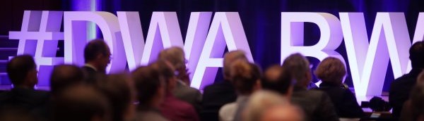 Hashtag DWA BW auf der B&uuml;hne, im Vordergrund Publikum bei der Er&ouml;ffnung einer DWA-Veranstaltung