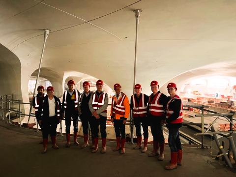 Die DWA-Landesverbandsvorsitzenden in der neuen Bahnsteighalle von Stuttgart 21, im Hintergrund die Kelchst&uuml;tzen und Schienen im Bau.