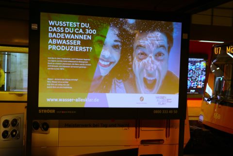 Werbebildschirm mit Wasser-Allesklar-Werbung in der U-Bahn-Station Stadtbibliothek in Stuttgart