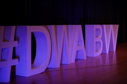 Hashtag DWA BW - gro&szlig;e Buchstaben auf einer B&uuml;hne, violett beleuchtet